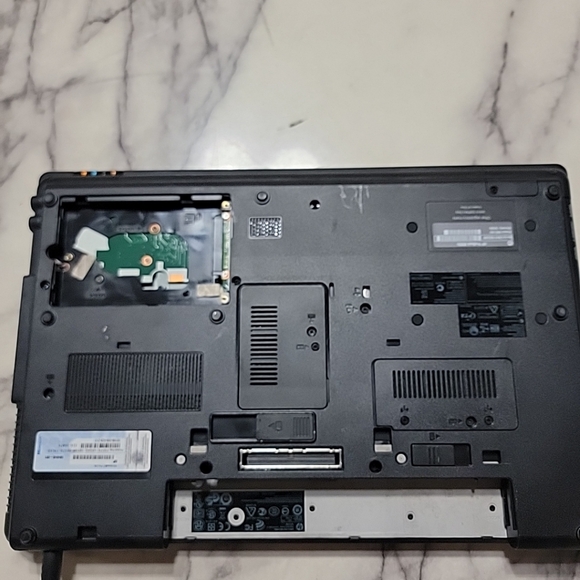 HP ProBook 6555b Powers On Missing Battery And HD 3d Drive Guard Still Function - Picture 6 of 8